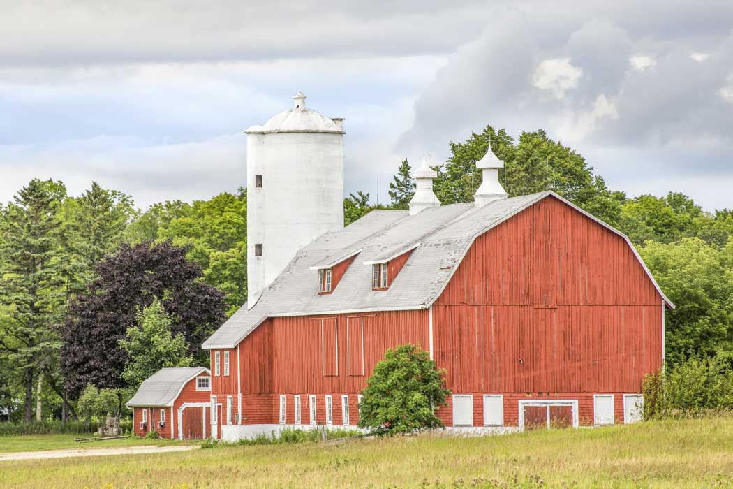 Rustic red barn on a family farm, representing Rocker Dog’s partnership with trusted, ethically-sourced ingredient suppliers